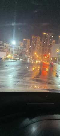雨夜后的城市多了些清新，也少了喧囂，放空自己，讓自己有更多的獨處罰(っ-)╮=??????配圖
