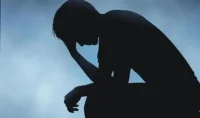 自卑本身并不可怕，關鍵是面臨自卑時應有正確的自我認識和積極的補償行為：
一、必須停止將自己與他人進行不必要的比較，必須明白和做到：努力的目的是完成自己的既定目標，而不是為了打敗別人。
二、必須放棄對超越自己能力的優越感的追求，也就是說要量力而行，坦然面對自己的缺點或劣勢，不自欺欺人。
三、遭受挫折與失敗時，不怨天尤人，也不輕視自我，要客觀地分析環境與自身條件，這樣才可以找到心理平衡，才可以發現人生處處是機會配圖