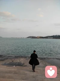 后来我明白了，那些需要你耗尽能量去维持的关系，大多不是缘分，而是功课。而真正的成长，是学会给自己批改作业