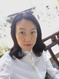 我是心理咨詢師馨予，有著多年的咨詢經驗，所有問題的表面下都有需要去探討的成因。進入我的頁面，選擇一個服務項目下訂單，我會運用專業技術給出適合你的建議與方案，幫助您找到成長的力量，成就理想的自己。配圖