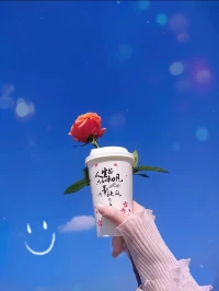 “用最寬的心，裝最多的	福，
希望日子安靜，抬頭皆是溫柔”配圖