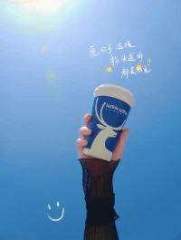 “好的運氣從清晨開始，
愿	你晨起有微笑，笑里有幸福，
每天給自己一個微笑。”配圖