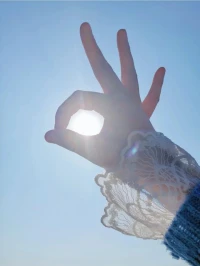 在平凡的生活里，保持謙虛和	
努力，光芒再小，也要永遠(yuǎn)閃亮”配圖