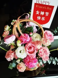 不被年齡定義
愛自己是終身浪漫的開始[玫瑰]
自信會(huì)給你自由的底氣，
快樂不止于今天[發(fā)]
祝女神們節(jié)日快樂，終身美麗[太陽]配圖