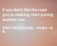 一個媽媽在控訴自己成年獨生子的種種不是，一個孩子想傾訴被媽媽忽視的種種苦惱。都在說著別人的錯，到底是誰的錯呢？主要還是歸因為時代的印記，傳統的理念吧。
家長每天說為了孩子好，其實是在照顧自己的感受；每天說讓孩子去做選擇，其實是深層次的控制。家長內心確實是愛孩子的，但他可能被潛意識的焦慮，可能被自己未完的情結所遮蔽。
家長呢，與其指責，不如反思，去關注孩子的情緒，學習放手，給孩子自由的選擇，自由的空間。
孩子每天努力按家長的希望去做，其實忽略了自己的感受；
孩子每天得不到家長的認可肯定，其實壓抑了自己的失望。
孩子太在乎家長了，在小的時候，沒有能力改變，而現在，自己已長大，有能量了，心中在積怨原生家庭，期待父母的改變或道歉?？墒歉改敢牙?，還有中國式家教，有可能嗎？
孩子啊，與其抱怨，不如改變自己，放下原生家庭的痛，關注自己的情緒，學會正確表達自己意見，注意不是對抗和冷處理，然后真正的按照自己想要的方式去生活，追隨你內在的聲音，尋找你快樂的源泉。配圖