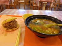遭到創傷性遺棄的孩子
會自然地向食物尋求安慰。
食物為人類提供了
第一份來自外部的慰藉，
當一個孩子渴望愛時，
他往往會把食物作為他愛的對象。配圖