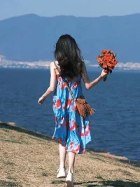 女生就應(yīng)該自由灑脫，
  乘風(fēng)而去，盡興而歸，
  即做野草，也做玫瑰配圖