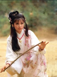 在親密關系里，我們該如何談錢？

我們經常說，談錢傷感情；而在親密關系里尤甚。可是待到談婚論嫁，因為彩禮、房子、車子、裝修等金錢問題鬧到不愉快、分手的也比比皆是。那我們為什么不敢談錢？
主要原因有
〈1）羞恥感作祟。
〈2〉“假性”獨立。
〈3〉全能自戀。
〈4）”敵意”攻擊。
那在親密關系中怎么談錢呢？
〈1〉明確金錢的意義。每個人都都自己獨特的成長史，尤其是家庭環境會塑造彼此不同的金錢觀。聊聊彼此對金錢的看法，不批評、不指責、不評價。
〈2〉談論討論金錢為什么這么困難，說出彼此的擔憂。是怕對方嫌棄嗎，或者其他。
〈3〉在關系和感情進一步加深的基礎上，談談具體的生活事情。哪些關于金錢的具體事件讓雙方感覺不舒服，明確事實，表達感受與情緒。
〈4〉設置邊界，尊重彼此差異。求同存異，彼此尊重個體的獨特性。
〈5〉進行科學的財務規劃。合理消費，減少浪費，樹立正確的消費觀念。
最后，無論你是戀愛中的小女生，還是婚姻中的家庭主婦，都祝你能：坦蕩談錢，真心相愛。??你的@曉改改心理咨詢配圖