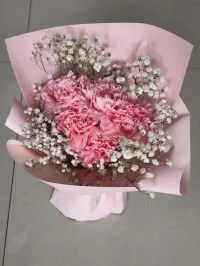 松弛感家庭
1.不為瑣事?tīng)?zhēng)吵
我們常用“一地雞毛”形容糟糕的家庭，說(shuō)明家庭里根本沒(méi)有多少是大事，都是雞毛蒜皮的小事。家是一個(gè)傳遞愛(ài)的港灣，要互相愛(ài)護(hù)、理解，不要凡事都爭(zhēng)論對(duì)與錯(cuò)。
2.遇事不責(zé)備
很多時(shí)候我們責(zé)備孩子，并不是孩子有多不好或者做錯(cuò)了什么，只是因?yàn)楹⒆記](méi)有讓大人“順心”“聽(tīng)話”“省心”。遇事先責(zé)備的家庭，只會(huì)教出想逃避、膽小、說(shuō)謊、掩蓋不足的孩子，懂得包容的家庭，才會(huì)收獲一個(gè)自信、勇敢、有同理心的孩子。
3.有事一起扛
張口就說(shuō)“都怪你”，不如一句“我陪你”，包容、鼓勵(lì)、接納、陪伴孩子，一起解決問(wèn)題。父母有事，也別沉默，坦誠(chéng)告訴孩子，讓他承擔(dān)力所能及的家庭責(zé)任，把孩子當(dāng)傾訴對(duì)象，如同朋友。配圖