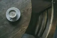 情緒是什么樣就是什么樣的！
?
?可能帶著否定著急的意味，也可能帶著想要趕走情緒的不耐煩之情。

其實，情緒只是需要被看見，被迎接?？梢哉f”我感覺我著急了”，而不是”不要著急”。配圖