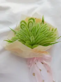 五種提升自我能量的方法：

01.經(jīng)常贊美身邊的人，特別是父母、孩子、伴侶。?

02.周末多去大自然中走走，躺在草地上，聽聽鳥兒悅耳的鳴叫。?

03.看日出，或者看日落，接受太陽的恩典。?

04.在家中布置鮮花，花朵是美的化身，經(jīng)常聞一聞花香，讓自己心情愉悅。?

05.聽美妙的音樂，買一個音響放在家里，經(jīng)常播放優(yōu)美的音樂，可以隨著音樂自由舞動身體，盡情放松。配圖
