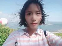 記住開(kāi)心快樂(lè)是會(huì)傳染給別人的。如果你開(kāi)心你孩子就開(kāi)心，如果你難受傷心，孩子也學(xué)會(huì)傷心難過(guò)。所以說(shuō)父母是孩子的復(fù)印件。天下幾乎沒(méi)有不愛(ài)孩子的父母，卻有很多不會(huì)愛(ài)孩子的父母，不懂愛(ài)孩子的父母。
?從現(xiàn)在開(kāi)始正確的學(xué)會(huì)愛(ài)孩子。配圖