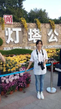 人一生必須知道的，必須扔掉四樣東西：沒意義的酒局，不愛你的人，看不起你的親戚，虛情假義的朋友。但是必須擁有四樣東西：揚在臉上的自信，長在心里的善良，融進血液的骨氣，刻在生命里的堅強。配圖
