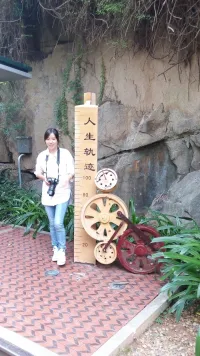 人這一輩子，機遇難同，姻緣各異，幸也好，不幸也罷，都是自己的人生，全力做好事情，努力做好自己，晨起暮落是日子，奔波忙碌是人生，路途再遠，終有盡頭；痛苦再深，終會結束，這個世界，沒有一成不變的永恒，也沒有至死不渝的愛，開心時，好好把握；煩惱時，不必在意，不管風雨有多大，前方一定有晴天。配圖