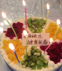 媽媽為我煮的長壽面，爸爸給我買的蛋糕，自己做的午餐，愿自己開開心心每一天配圖