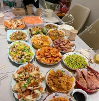 媽媽為我煮的長壽面，爸爸給我買的蛋糕，自己做的午餐，愿自己開開心心每一天配圖