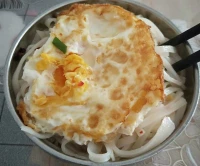 媽媽為我煮的長壽面，爸爸給我買的蛋糕，自己做的午餐，愿自己開開心心每一天配圖