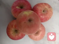 平安夜，幸福的烛光为你点亮，幸运的星光灿烂吉祥。祝平安健康！配图