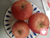 平安夜，幸福的烛光为你点亮，幸运的星光灿烂吉祥。祝平安健康！配图