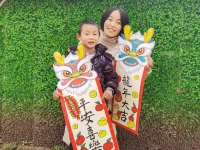 今天意外的收到，兒子和幼兒園，園長媽媽的合照，這個禮物太完美了！配圖