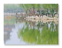 人際交往的錯覺--大圈子
我們都很羨慕那些占有眾多資源，吃得開的人。覺得他的能力巨大，什么需要人的才能辦理的事情，他幾乎沒有問題。
所以有的人就極盡手段去擴大自己的交往的圈子，似乎圈子越大，能夠證明自己的價值。但是很多人忘記了圈子背后的價值標準。
事實不是認識的人越多得到的幫助越多，失意的時候身邊更可能是空無一人。
成年后的交際圈有個誰都不挑明的潛規則：你的價值越大，來認識你的人越熱情，沒有自身價值的社交都是無用社交。
這里的價值就是你的被需要。或則是能夠滿足別人的需要才有價值。從另一個角度說，有使用價值才能價值。你的價值是看多少人來用你。你可以是特別善于傾聽、特別會調節氣氛、特別能守住秘密，有自身價值的社交才是你來我往，互相搭理，不然只是一個人一頭熱而已。
浪費太多時間社交是無意義的，現代人講究有效社交。所以有時間到處交哥們兒不如沉淀自己，讀點書、多思考、提高自我價值。
有句話很有道理：你若盛開，清風自來。配圖