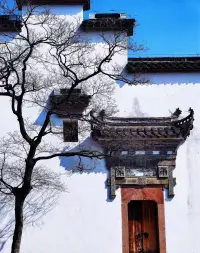 慢品人間煙火色，閑觀萬事歲月長。
注解：人生百態，世事無常，如同煙火一樣多種多樣，絢爛多彩，又如同煙花一樣時間短暫，終將逝去。
所以不用刻意追求，世間之事無論好壞美丑，只要順其自然，都不過是人生百味的一種而已。
表達了一種閑適、達觀、順其自然、淡泊名利的人生觀。（轉文）配圖