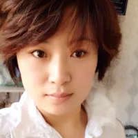 女人必須要有賺錢的能力，你才有選擇的自由，一個女人的努力不為了成為一個女強人，而是你既可以安心的小鳥依人，也可以精彩的自力更生，努力是你的象征自信是你的資本，生活不會因為你哭泣，而對你溫柔…配圖