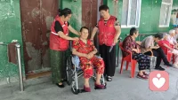 为什么你会出现焦虑？为什么会出现焦虑
 
焦虑不是单纯“想太多”，是大脑、身体、心理环境共同作用的结果，分为生理、心理、现实压力三方面：
 
一、生理层面
 
1. 本能保护机制
焦虑是人类原始的警报系统。遇到危险、不确定的时候，大脑杏仁核自动拉响警报，分泌肾上腺素、皮质醇，让你紧张、心慌，提醒你提防风险。适度焦虑是正常的，帮你提前准备事情；只有警报关不掉，就变成病理性焦虑。
2. 身体与激素影响
睡眠不足、熬夜、气血不足、内分泌波动，会直接降低情绪耐受度，一点点小事就容易烦躁焦虑。
3. 遗传体质
有些人天生神经系统更敏感，更容易放大担忧感受。
 
二、心理思维模式（最常见）
 
1. 对未知过度担心
面对没有确定结果的事（考试、出国、感情、未来），大脑总往最坏结局设想，反复脑补灾难化画面。
2. 过度要求完美
害怕做错、害怕失败，对自己要求很高，一点不完美就内心紧张。
3. 积压过去经历
过往受挫、被否定、压力事件，会埋在心里，之后遇到相似场景，焦虑就被触发，也就是心理学讲的创伤反应。
 
三、现实外部压力
 
经济压力、人际关系、工作学业、环境变动，现实难题没有解决，压力持续堆积，身体就以焦虑表现出来。
 
简单区分正常焦虑 vs 需要重视
 
✅正常焦虑：事情来了焦虑，事情结束之后情绪慢慢平复，不影响吃饭睡觉生活。
⚠️需要重视：没有具体事情也持续心慌、失眠、反复恐慌、身体胸闷发抖，长时间无法缓解，要考虑寻求专业心理帮助。
 
结合中医角度
 
中医认为焦虑多和肝胆、心、肾相关：
 
- 肝胆气郁：思虑多、容易心烦、爱叹气；
- 心脾两虚：想事情停不下来、容易疲惫、多梦；
- 心神失养，就会持续惶恐不安。