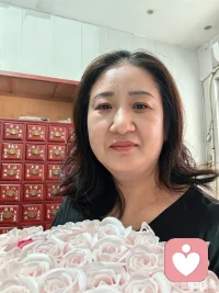 为什么你会出现焦虑？为什么会出现焦虑
 
焦虑不是单纯“想太多”，是大脑、身体、心理环境共同作用的结果，分为生理、心理、现实压力三方面：
 
一、生理层面
 
1. 本能保护机制
焦虑是人类原始的警报系统。遇到危险、不确定的时候，大脑杏仁核自动拉响警报，分泌肾上腺素、皮质醇，让你紧张、心慌，提醒你提防风险。适度焦虑是正常的，帮你提前准备事情；只有警报关不掉，就变成病理性焦虑。
2. 身体与激素影响
睡眠不足、熬夜、气血不足、内分泌波动，会直接降低情绪耐受度，一点点小事就容易烦躁焦虑。
3. 遗传体质
有些人天生神经系统更敏感，更容易放大担忧感受。
 
二、心理思维模式（最常见）
 
1. 对未知过度担心
面对没有确定结果的事（考试、出国、感情、未来），大脑总往最坏结局设想，反复脑补灾难化画面。
2. 过度要求完美
害怕做错、害怕失败，对自己要求很高，一点不完美就内心紧张。
3. 积压过去经历
过往受挫、被否定、压力事件，会埋在心里，之后遇到相似场景，焦虑就被触发，也就是心理学讲的创伤反应。
 
三、现实外部压力
 
经济压力、人际关系、工作学业、环境变动，现实难题没有解决，压力持续堆积，身体就以焦虑表现出来。
 
简单区分正常焦虑 vs 需要重视
 
✅正常焦虑：事情来了焦虑，事情结束之后情绪慢慢平复，不影响吃饭睡觉生活。
⚠️需要重视：没有具体事情也持续心慌、失眠、反复恐慌、身体胸闷发抖，长时间无法缓解，要考虑寻求专业心理帮助。
 
结合中医角度
 
中医认为焦虑多和肝胆、心、肾相关：
 
- 肝胆气郁：思虑多、容易心烦、爱叹气；
- 心脾两虚：想事情停不下来、容易疲惫、多梦；
- 心神失养，就会持续惶恐不安。