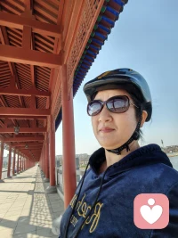 为什么你会出现焦虑？为什么会出现焦虑
 
焦虑不是单纯“想太多”，是大脑、身体、心理环境共同作用的结果，分为生理、心理、现实压力三方面：
 
一、生理层面
 
1. 本能保护机制
焦虑是人类原始的警报系统。遇到危险、不确定的时候，大脑杏仁核自动拉响警报，分泌肾上腺素、皮质醇，让你紧张、心慌，提醒你提防风险。适度焦虑是正常的，帮你提前准备事情；只有警报关不掉，就变成病理性焦虑。
2. 身体与激素影响
睡眠不足、熬夜、气血不足、内分泌波动，会直接降低情绪耐受度，一点点小事就容易烦躁焦虑。
3. 遗传体质
有些人天生神经系统更敏感，更容易放大担忧感受。
 
二、心理思维模式（最常见）
 
1. 对未知过度担心
面对没有确定结果的事（考试、出国、感情、未来），大脑总往最坏结局设想，反复脑补灾难化画面。
2. 过度要求完美
害怕做错、害怕失败，对自己要求很高，一点不完美就内心紧张。
3. 积压过去经历
过往受挫、被否定、压力事件，会埋在心里，之后遇到相似场景，焦虑就被触发，也就是心理学讲的创伤反应。
 
三、现实外部压力
 
经济压力、人际关系、工作学业、环境变动，现实难题没有解决，压力持续堆积，身体就以焦虑表现出来。
 
简单区分正常焦虑 vs 需要重视
 
✅正常焦虑：事情来了焦虑，事情结束之后情绪慢慢平复，不影响吃饭睡觉生活。
⚠️需要重视：没有具体事情也持续心慌、失眠、反复恐慌、身体胸闷发抖，长时间无法缓解，要考虑寻求专业心理帮助。
 
结合中医角度
 
中医认为焦虑多和肝胆、心、肾相关：
 
- 肝胆气郁：思虑多、容易心烦、爱叹气；
- 心脾两虚：想事情停不下来、容易疲惫、多梦；
- 心神失养，就会持续惶恐不安。