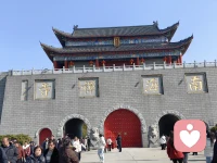 为什么你会出现焦虑？为什么会出现焦虑
 
焦虑不是单纯“想太多”，是大脑、身体、心理环境共同作用的结果，分为生理、心理、现实压力三方面：
 
一、生理层面
 
1. 本能保护机制
焦虑是人类原始的警报系统。遇到危险、不确定的时候，大脑杏仁核自动拉响警报，分泌肾上腺素、皮质醇，让你紧张、心慌，提醒你提防风险。适度焦虑是正常的，帮你提前准备事情；只有警报关不掉，就变成病理性焦虑。
2. 身体与激素影响
睡眠不足、熬夜、气血不足、内分泌波动，会直接降低情绪耐受度，一点点小事就容易烦躁焦虑。
3. 遗传体质
有些人天生神经系统更敏感，更容易放大担忧感受。
 
二、心理思维模式（最常见）
 
1. 对未知过度担心
面对没有确定结果的事（考试、出国、感情、未来），大脑总往最坏结局设想，反复脑补灾难化画面。
2. 过度要求完美
害怕做错、害怕失败，对自己要求很高，一点不完美就内心紧张。
3. 积压过去经历
过往受挫、被否定、压力事件，会埋在心里，之后遇到相似场景，焦虑就被触发，也就是心理学讲的创伤反应。
 
三、现实外部压力
 
经济压力、人际关系、工作学业、环境变动，现实难题没有解决，压力持续堆积，身体就以焦虑表现出来。
 
简单区分正常焦虑 vs 需要重视
 
✅正常焦虑：事情来了焦虑，事情结束之后情绪慢慢平复，不影响吃饭睡觉生活。
⚠️需要重视：没有具体事情也持续心慌、失眠、反复恐慌、身体胸闷发抖，长时间无法缓解，要考虑寻求专业心理帮助。
 
结合中医角度
 
中医认为焦虑多和肝胆、心、肾相关：
 
- 肝胆气郁：思虑多、容易心烦、爱叹气；
- 心脾两虚：想事情停不下来、容易疲惫、多梦；
- 心神失养，就会持续惶恐不安。