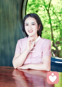 为什么你会出现焦虑？为什么会出现焦虑
 
焦虑不是单纯“想太多”，是大脑、身体、心理环境共同作用的结果，分为生理、心理、现实压力三方面：
 
一、生理层面
 
1. 本能保护机制
焦虑是人类原始的警报系统。遇到危险、不确定的时候，大脑杏仁核自动拉响警报，分泌肾上腺素、皮质醇，让你紧张、心慌，提醒你提防风险。适度焦虑是正常的，帮你提前准备事情；只有警报关不掉，就变成病理性焦虑。
2. 身体与激素影响
睡眠不足、熬夜、气血不足、内分泌波动，会直接降低情绪耐受度，一点点小事就容易烦躁焦虑。
3. 遗传体质
有些人天生神经系统更敏感，更容易放大担忧感受。
 
二、心理思维模式（最常见）
 
1. 对未知过度担心
面对没有确定结果的事（考试、出国、感情、未来），大脑总往最坏结局设想，反复脑补灾难化画面。
2. 过度要求完美
害怕做错、害怕失败，对自己要求很高，一点不完美就内心紧张。
3. 积压过去经历
过往受挫、被否定、压力事件，会埋在心里，之后遇到相似场景，焦虑就被触发，也就是心理学讲的创伤反应。
 
三、现实外部压力
 
经济压力、人际关系、工作学业、环境变动，现实难题没有解决，压力持续堆积，身体就以焦虑表现出来。
 
简单区分正常焦虑 vs 需要重视
 
✅正常焦虑：事情来了焦虑，事情结束之后情绪慢慢平复，不影响吃饭睡觉生活。
⚠️需要重视：没有具体事情也持续心慌、失眠、反复恐慌、身体胸闷发抖，长时间无法缓解，要考虑寻求专业心理帮助。
 
结合中医角度
 
中医认为焦虑多和肝胆、心、肾相关：
 
- 肝胆气郁：思虑多、容易心烦、爱叹气；
- 心脾两虚：想事情停不下来、容易疲惫、多梦；
- 心神失养，就会持续惶恐不安。