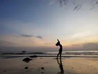 只有勇敢拒絕謊言，我們才能生活在真實(shí)的自我當(dāng)中；只有直面問題和痛苦，我們才能最終獲得解脫。如果我們選擇了逃避和謊言，就將在無(wú)邊的苦海中沉浮、掙扎，永遠(yuǎn)承受心理疾病的折磨。。配圖