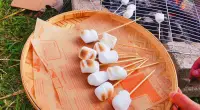 時間就像個篩子，不停的過濾著你身邊的人……無論親情、友情、還是什么情，留住的都是精品。只有相處時間長了，經歷多了，就知道哪些人可以留在生命里，哪些人是可以漸行漸遠的，哪些人根本就可以忽略不計。配圖
