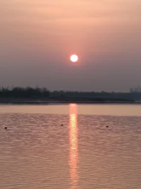 黎明的曙光揭去夜幕的輕紗，吐出燦爛的晨光，迎來了新的一天。配圖