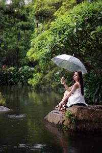 我不想知道什么時候我們又遇到麻煩了。相反，我知道五年多來你在這領域有獨特的優勢，我表示對你工作包括身心健康，與他人互動能力是極其欣賞的。你贏得了維爾錦標賽的一個名額，我知道你有保留這個賽事視頻和談話。你擁有特別不一樣的資質。我說道：你是驕傲的。奔放的。優秀的。讓我心態如此安穩。你遞給我一張你的名片，哦，你有碩士學位證書，我把這次會見你的真實目的說了一下，表達了一下我的苦惱你說，這事好辦。然后一起去散了散心。等散散的散好心你跟我說，你的事還是需要先休養一下我說：你賽事的視頻確實光彩照人。你和別人有很大不同。你淡淡的一笑，沒什么，專心而已繼續說：天色太晚了，散了吧。我很驚訝你這么快就離開了我。而我依舊回憶著和你一起散心的時光。配圖