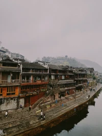 開始探索自己的內心世界之前，最好先進行一段時間的冥想練習，讓心靜下來，這樣消極的雜音就會自動平息。如果你沒有冥想練習的經驗，也可以靠舞蹈來幫助自己放松。找一段優美的輕音樂，隨著樂聲起舞，不必在意自己的舞姿。這樣過半個小時左右，再坐下來，閉上眼睛，深呼吸，讓自己徹底放松下來。在身心放松的狀態下，你很容易就可以體會到“意識”與“內心”之間的區別。意識是理性的、冷酷的，而內心則是溫暖的、富有同情心的。配圖