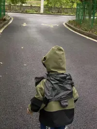 亞人格可以反映出我們內(nèi)心的陰暗面。當我們覺得某種特質(zhì)無法忍受時，就會刻意壓抑這種特質(zhì)，逼它成為我們心靈陰影的一部分。這些被壓抑的特質(zhì)為了吸引我們的注意，就只能在我們意料不到的時間，以極端的方式表現(xiàn)出來，或是投影到周圍人身上。只要我們能夠與自己的各種亞人格交流，就可以找到這些被壓抑的特質(zhì)，讓它們重獲解放，也讓我們自己得到解脫。配圖