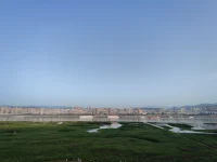 尼采曾說(shuō)，否定過(guò)去就意味著否定自身的存在。我們只有接納了自己的過(guò)去，才能擁有選擇人生方向的自由。我們經(jīng)歷過(guò)的每一件事情，都會(huì)影響我們對(duì)世界、對(duì)自己的看法。要回顧和接納我們的整個(gè)過(guò)去，并不是一件容易的事情，但卻是心靈成長(zhǎng)的必經(jīng)之路。越是痛苦和沉重的經(jīng)歷，就越能發(fā)掘出積極的內(nèi)涵。配圖