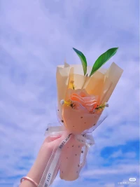 想復合男生的錯誤思維
1，對她好，她就會回心轉意
雖然很扎心，可女生最初被男生吸引，并不是因為這個男生對她有多好，而是因為這個男生對她有一種吸引力。
2，總是迎合她的觀點
其實女生更喜歡有想法和有主見的男生，而不是只會附和她觀點的男生
3，向她尋求認可
女生從來不會被討好她的男生吸引，永遠不會！
4，總是試圖通過請她吃飯和送禮物“買”回她的心
分手后不停的送禮，會讓對方接收到你缺乏自信的信號，對方會很快失去感覺，金錢難以買回愛情，如果能回頭，也不是因為愛。
5，向她傾訴感受
對方會認為你和以前沒有兩樣，還是不能控制自己的感情，情緒也不穩(wěn)定。配圖