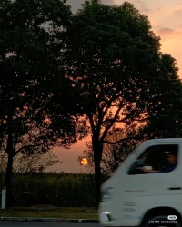 日落是免費(fèi)的，春夏秋冬也是，不要覺(jué)得人生那么無(wú)望，希望你快樂(lè)配圖