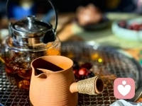 一杯茶， 佛門看到的是禪，
道家看到的是氣，儒家看到的是禮。

茶說：我就是一杯水，
給你的，只是你的想象，
你想什么，什么就是什么。配圖