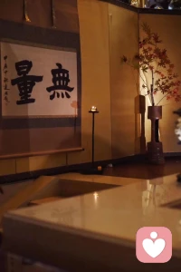 不惊扰别人的宁静，就是慈悲；
不伤害别人的自尊，就是善良。

人活着——
发自己的光就好，不要吹灭别人的灯。配图