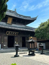 人之所以偏执，
是因为坚信只有如此方能保护自己；
人之所以信仰，
是因为坚信如此可以成为自己。
偏执与信仰的区别，在于对信念的坚持，
是源于害怕，还是源于热爱。配图
