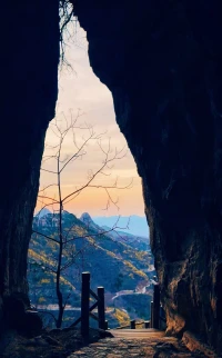 心陽光，人簡單，
喜樂于山間的風，溫柔于清晨的花；
日日活的簡簡單單，歲歲悟得塵世悅然。
