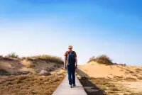 人活著應(yīng)該有兩種情懷，
一種理想主義，一種現(xiàn)實(shí)主義；

理想主義，創(chuàng)造浪漫幸福的情懷；
而現(xiàn)實(shí)主義，是為了實(shí)現(xiàn)理想情懷。配圖