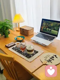 原來世界：
不是只有一種活法，有人在山間種茶，把日子泡在清香里；有人在海邊打漁，讓生活隨浪花起落。那些遇見的人和事，像一扇扇窗，推開了，心里就亮堂了許多。配圖