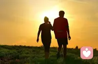 社会认同就是——
在不确定的情况下，我们会通过观察他人的行为，来决定自己该怎么做。
就像黑暗中，看到一群人往某个方向跑，你也会下意识跟着跑，以此“自保”。配图