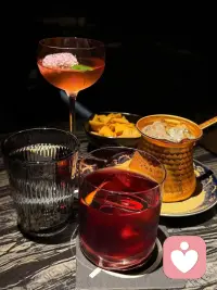 在你‮，前面‬有一个杯子！
用它喝水，它‮是就‬水杯；
盛装烟灰，它‮是就‬烟灰缸；
装饰插花，它也‮是就‬花瓶；
内心如何，世界便‮照映‬此番……配图