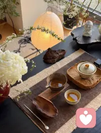有时，要允许自己“无所事事”，别整天只盯着“正事”，这不是偷懒不是颓废，是给紧绷的生活，留一口喘息的间隙。

不追赶，不焦虑，不勉强，就安安静静的放空自己。日子不必一直赶路，偶尔停下来，才听得见内心的声音。